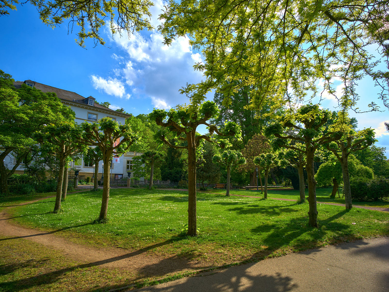Schlosspark Bad Kreuznach – Parkimpression mit Blick auf das Museum