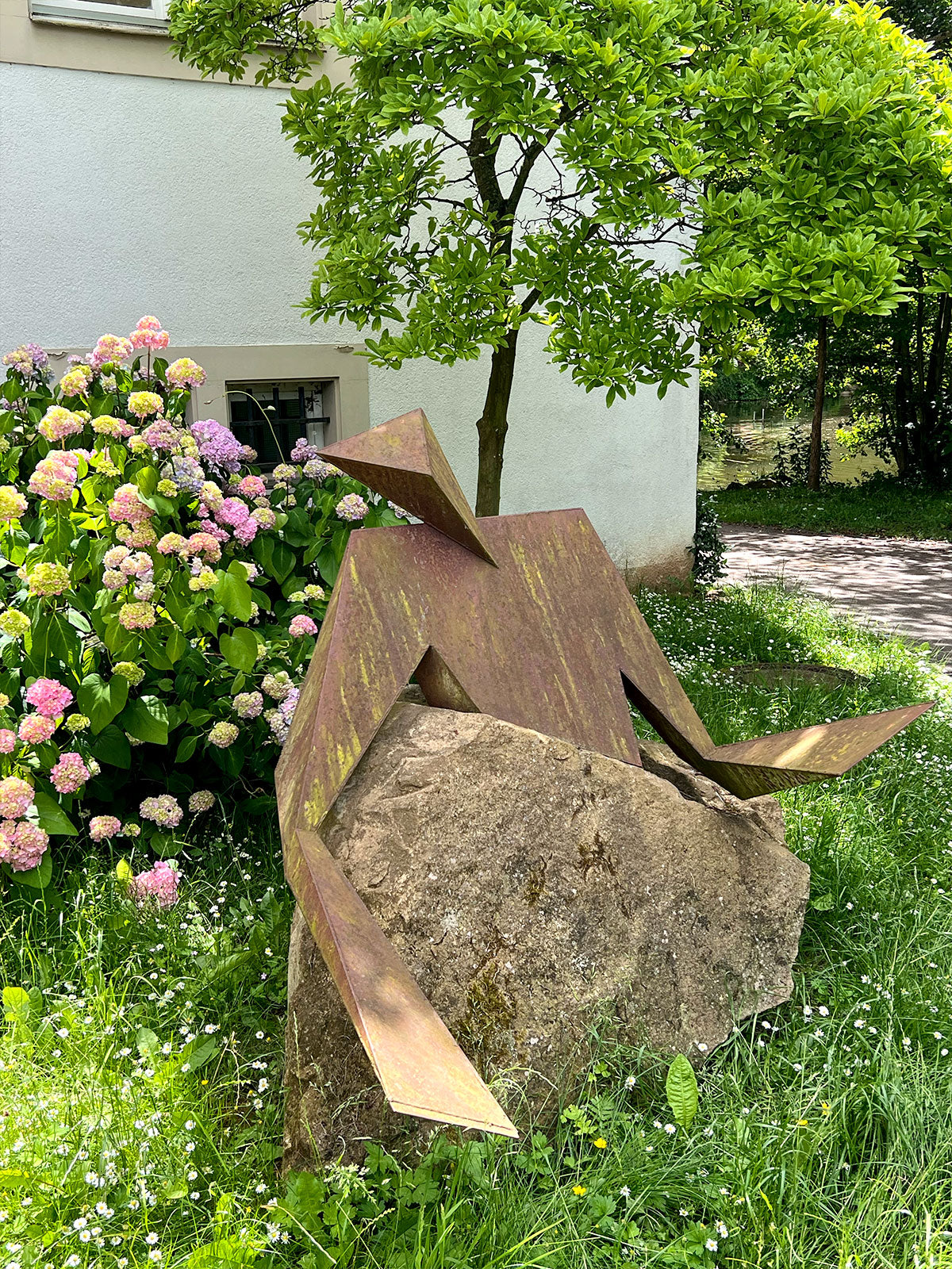 Schlosspark Bad Kreuznach - Skulptur eines Urzeitmenschen Pferd von Andreas Helmling